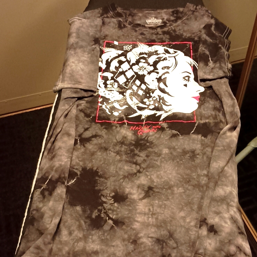 Suicide Squad Large like new t-shirt. This gray , white, and hints of black nice